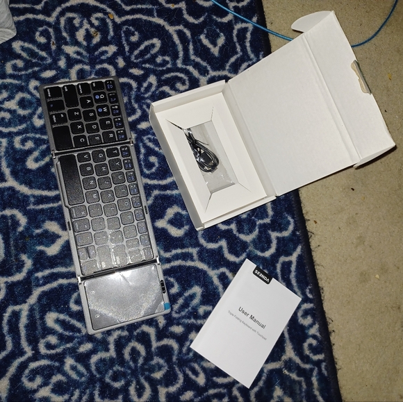 NIB SEENDA Foldable Bluetooth Keyboard with Touchpad - Picture 8 of 11